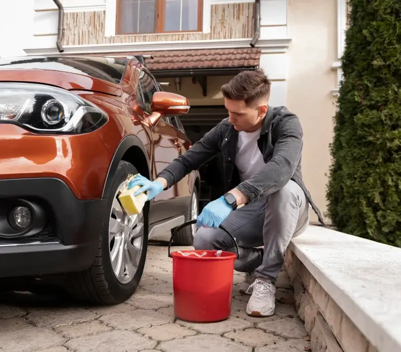 Lavage auto à domicile Villiers-en-Plaine : professionnel intervenant sur un véhicule